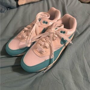 Nike Women's White and Teal Classic Low-Top Air Max